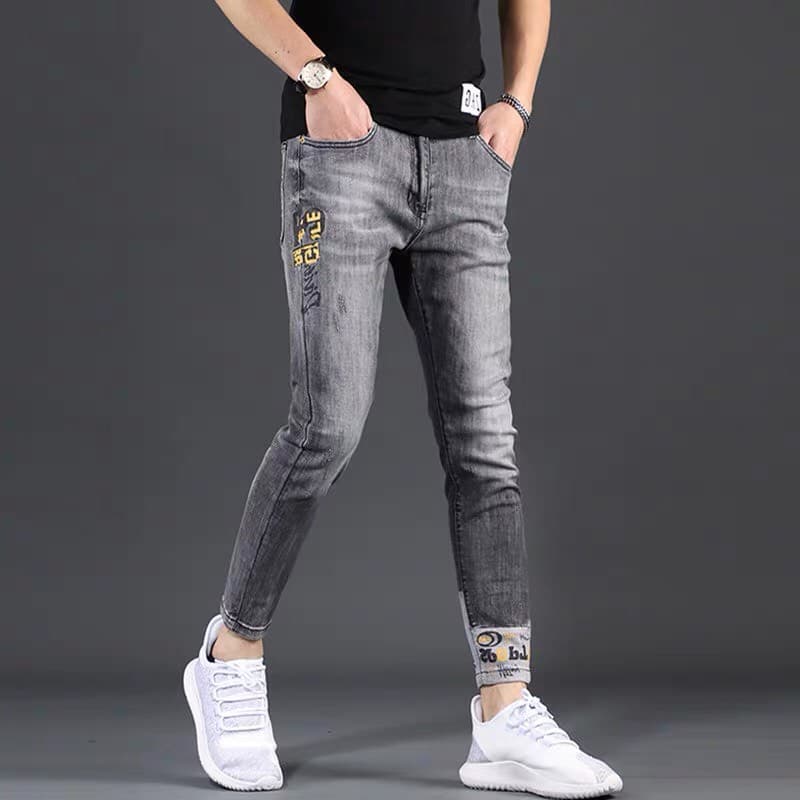 QUẦN JEANS NAM THÊU CHỮ MÀU VÀNG NỔI BẬT