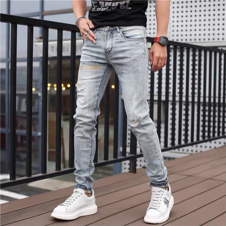 QUẦN JEAN NAM RÁCH GỐI XANH TRẮNG SANG TRỌNG THÊU CHỮ VÀNG